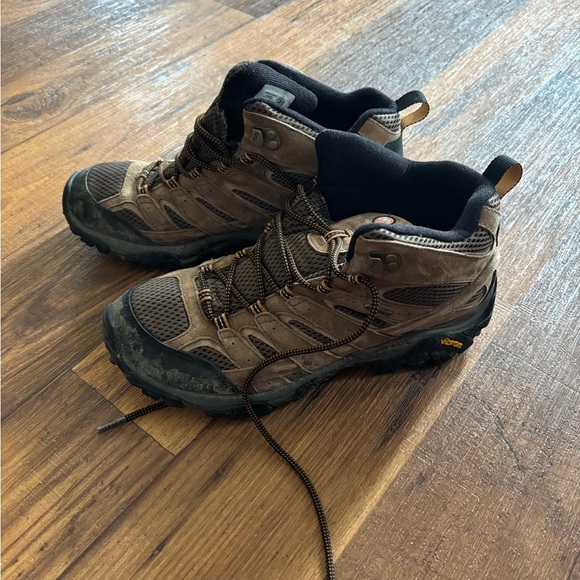 Brown rugged outdoor boots with high-top design and durable materials - Picture 2 of 2